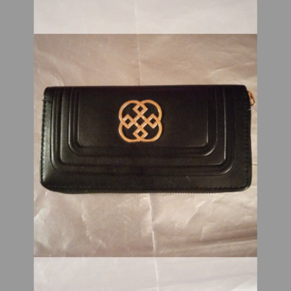 Daisy Fuentes Black Zip Closure Wallet